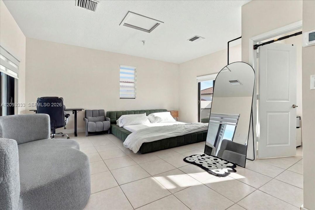 En Venta: $920,000 (4 camas, 2 baños, 2163 Pies cuadrados)