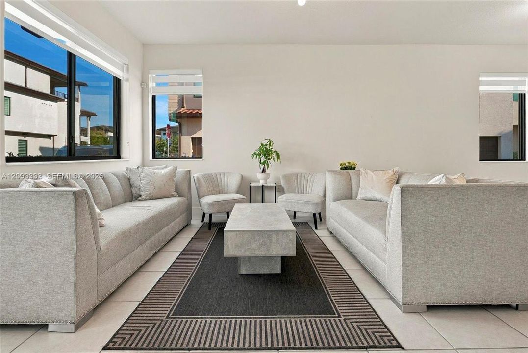 En Venta: $920,000 (4 camas, 2 baños, 2163 Pies cuadrados)