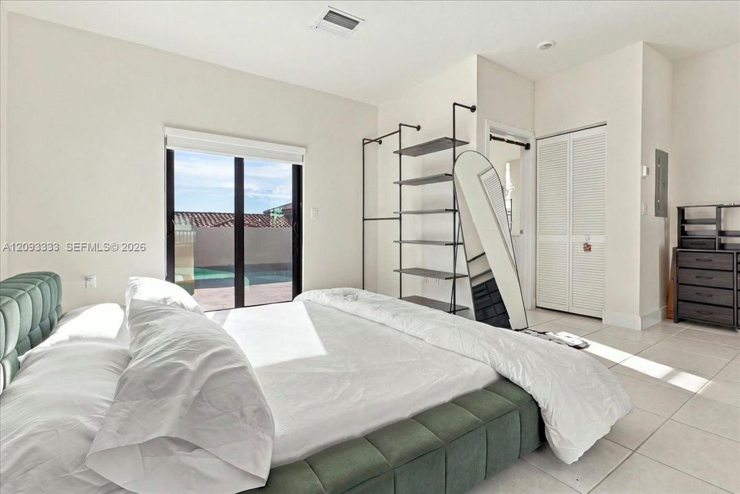 En Venta: $920,000 (4 camas, 2 baños, 2163 Pies cuadrados)