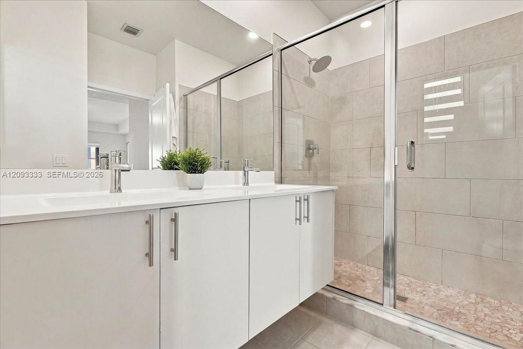 En Venta: $920,000 (4 camas, 2 baños, 2163 Pies cuadrados)