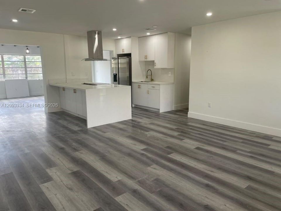 For Sale: $875,000 (4 beds, 2 baths, 1924 Square Feet)