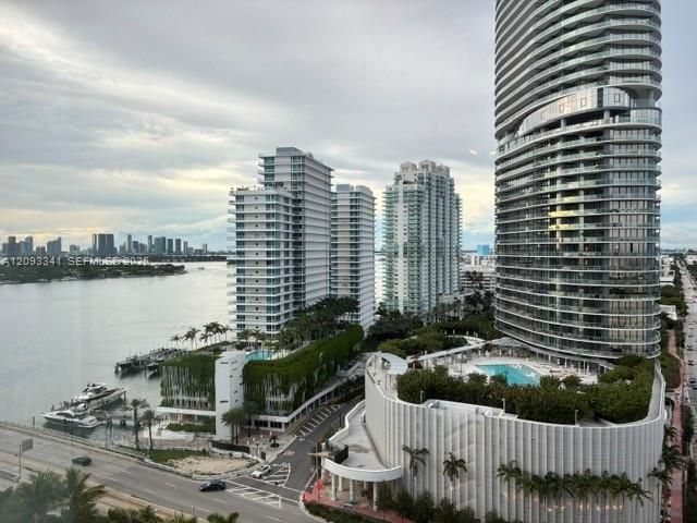 For Rent: $6,000 (1 beds, 1 baths, 851 Square Feet)