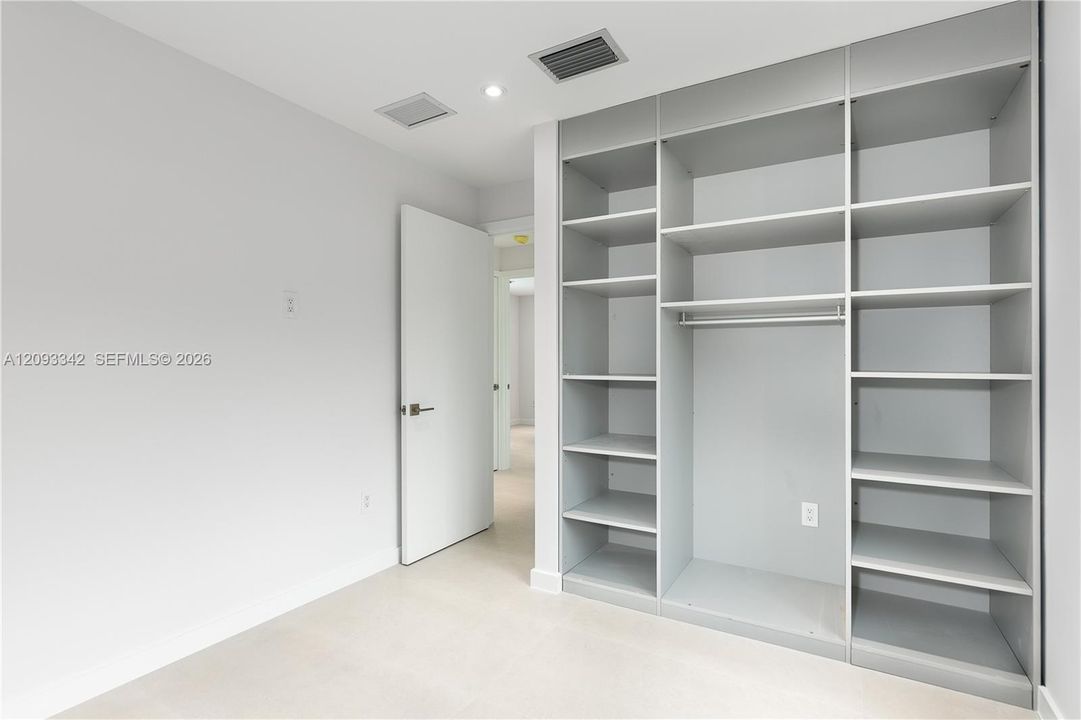 合同活跃: $3,900 (3 贝兹, 2 浴室, 1480 平方英尺)