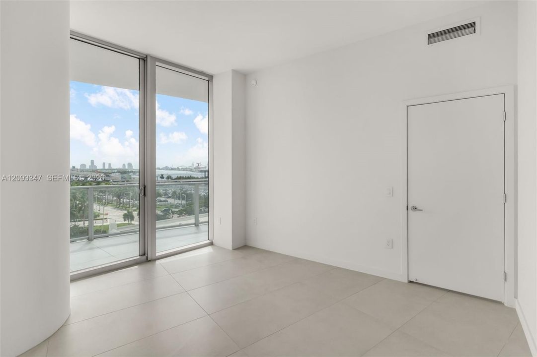 Porte cochere entrance at 1400 Biscayne Blvd, Miami FL 33132