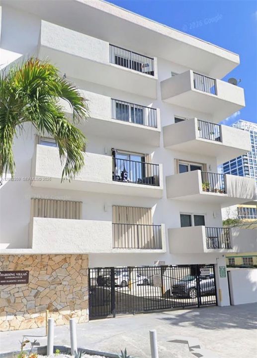 For Sale: $360,000 (2 beds, 2 baths, 871 Square Feet)