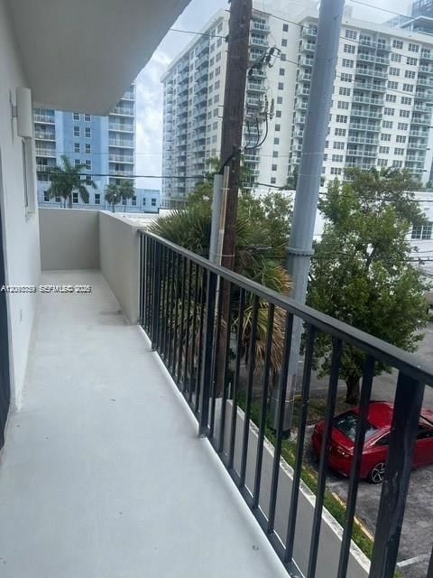 For Sale: $360,000 (2 beds, 2 baths, 871 Square Feet)