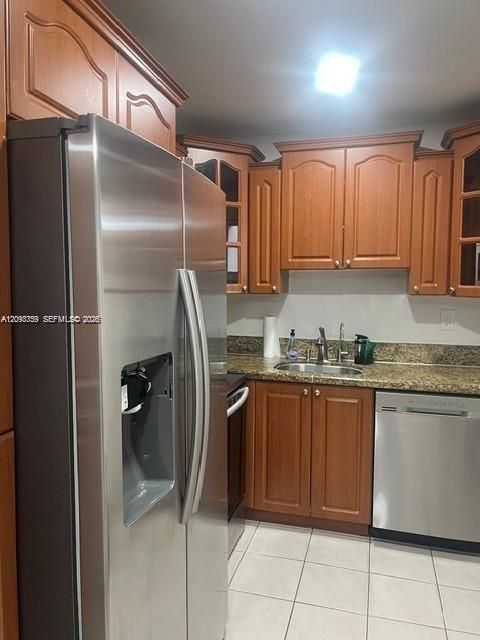 For Sale: $360,000 (2 beds, 2 baths, 871 Square Feet)