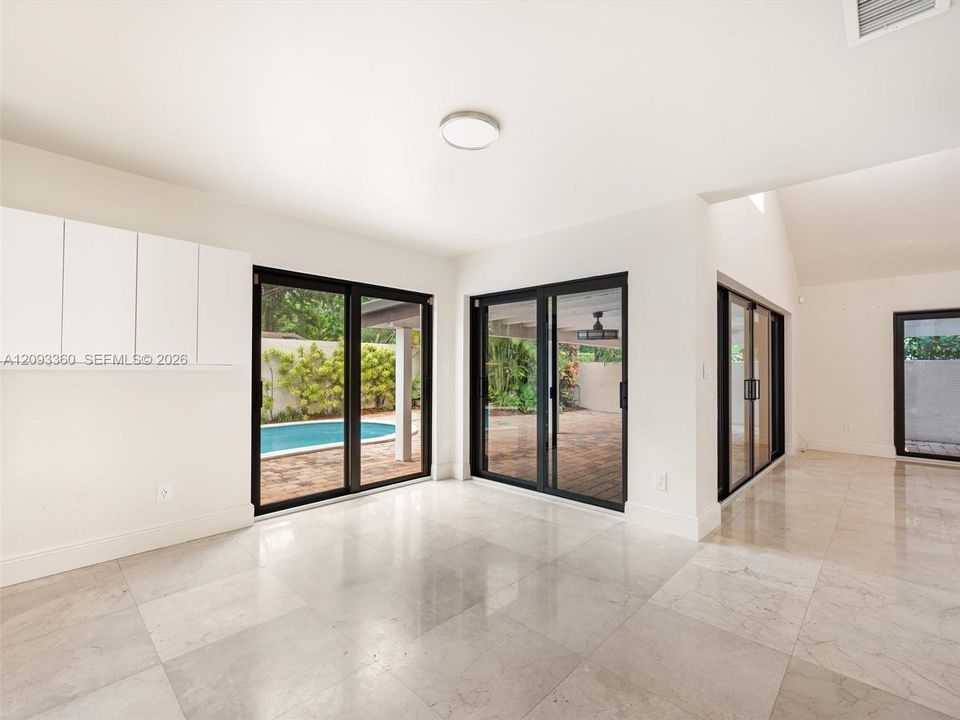 En Venta: $1,375,000 (3 camas, 2 baños, 2246 Pies cuadrados)