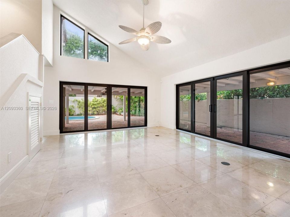 En Venta: $1,375,000 (3 camas, 2 baños, 2246 Pies cuadrados)