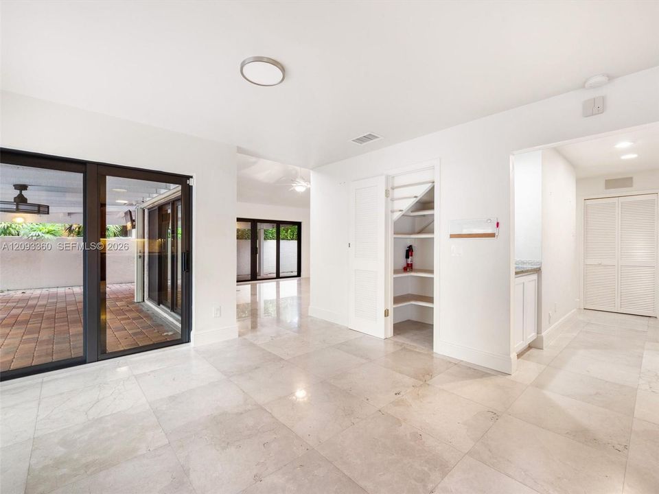 En Venta: $1,375,000 (3 camas, 2 baños, 2246 Pies cuadrados)