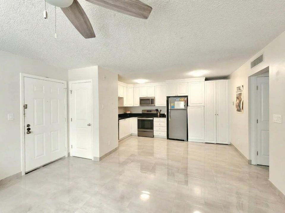 LIVING/DINING AREA
