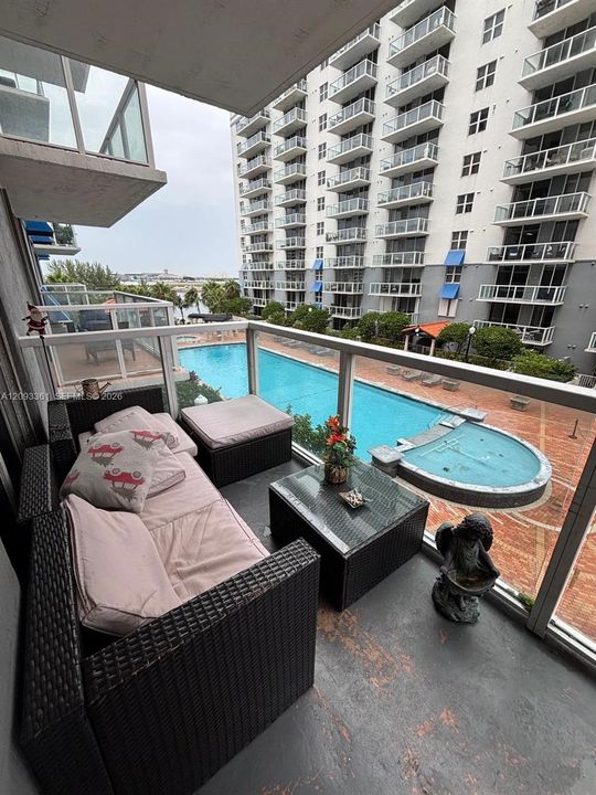 For Rent: $2,550 (2 beds, 2 baths, 923 Square Feet)