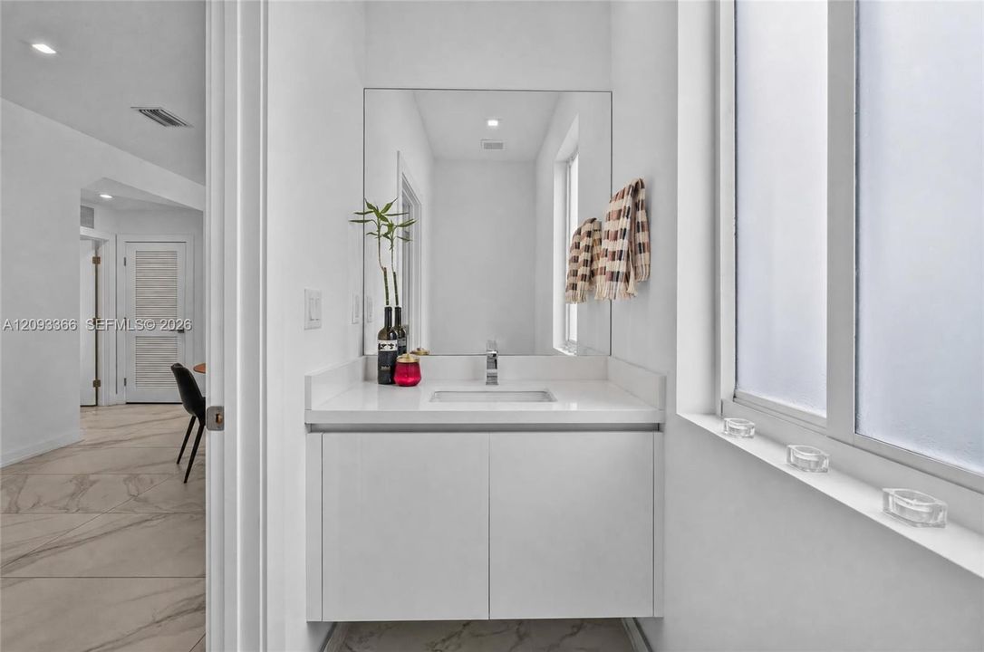 En Venta: $1,195,000 (4 camas, 4 baños, 2402 Pies cuadrados)