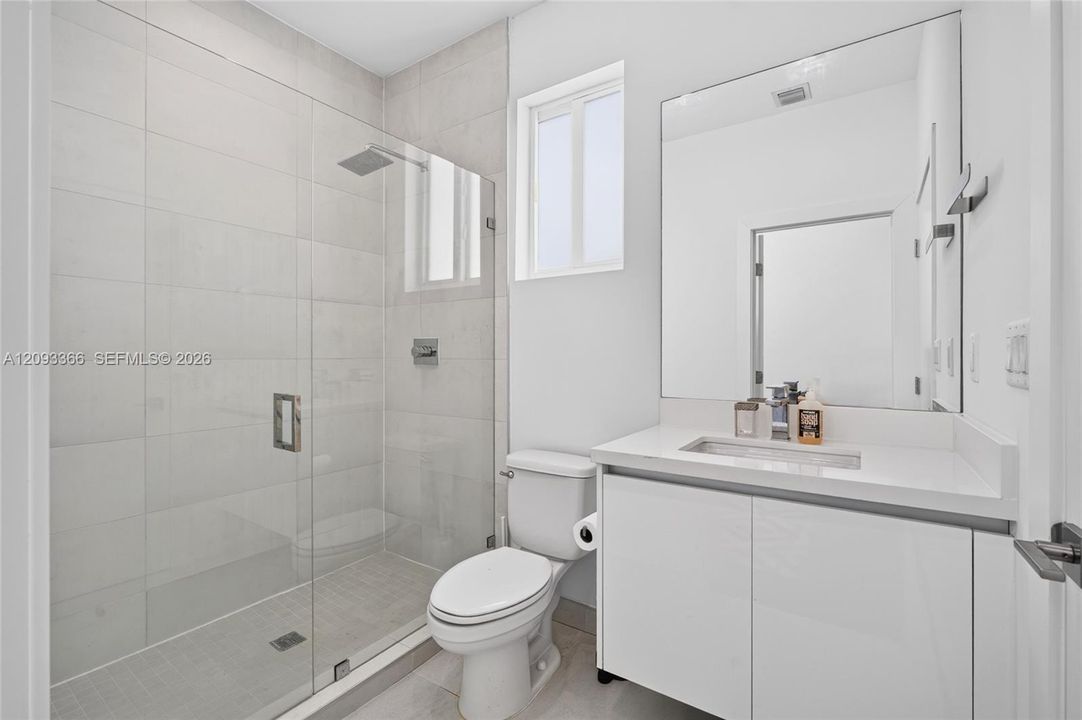 En Venta: $1,195,000 (4 camas, 4 baños, 2402 Pies cuadrados)