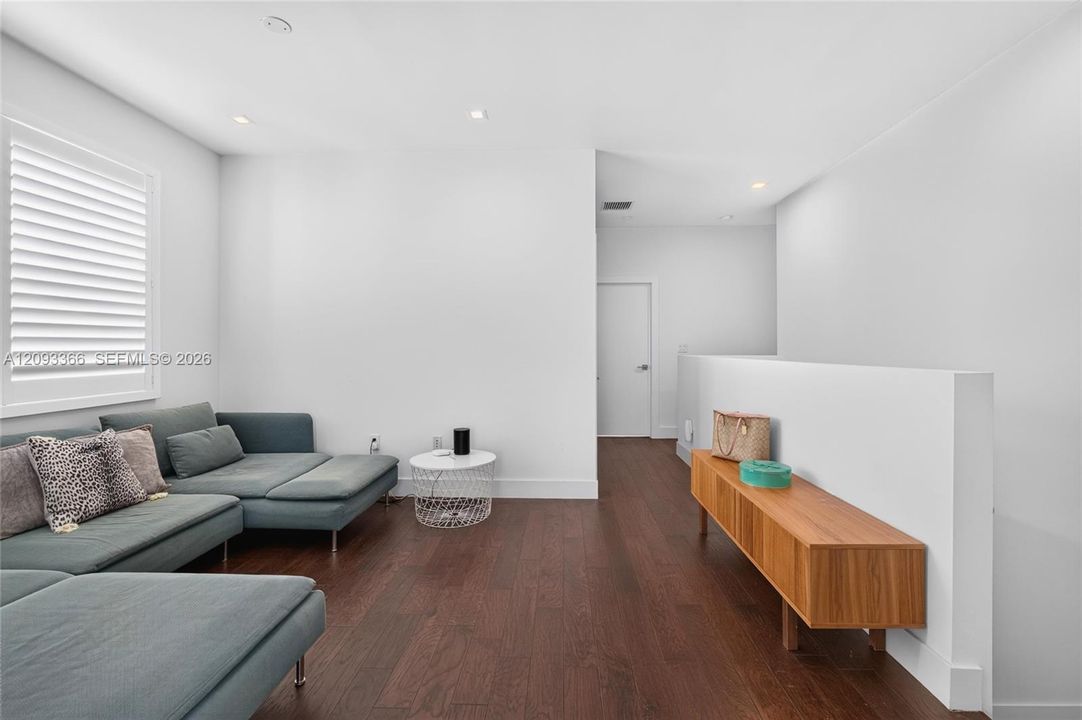 En Venta: $1,195,000 (4 camas, 4 baños, 2402 Pies cuadrados)