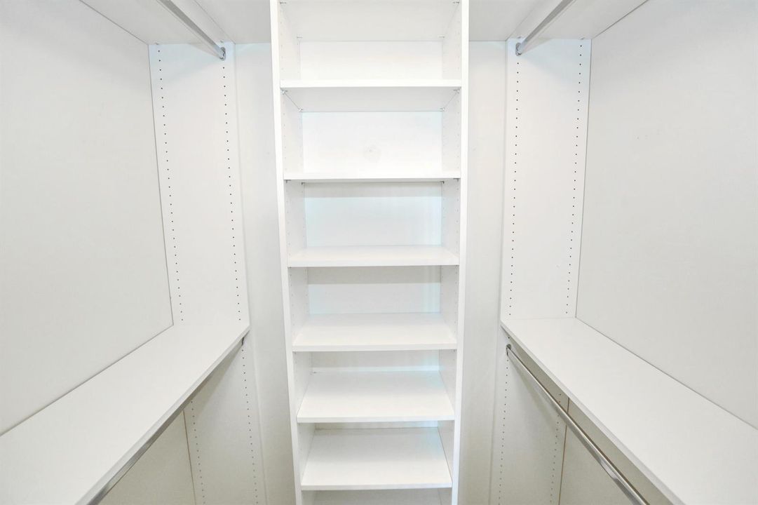 028-036-Master Closet-4200x2800