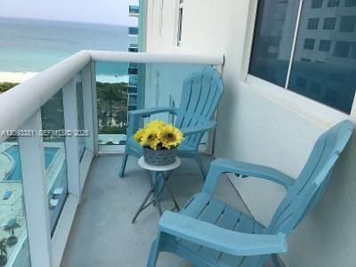 For Rent: $3,400 (2 beds, 2 baths, 1002 Square Feet)