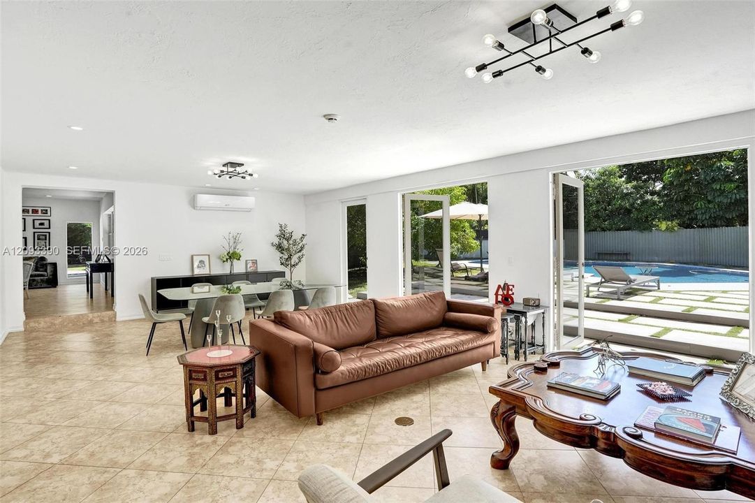 For Sale: $2,895,000 (6 beds, 5 baths, 4200 Square Feet)