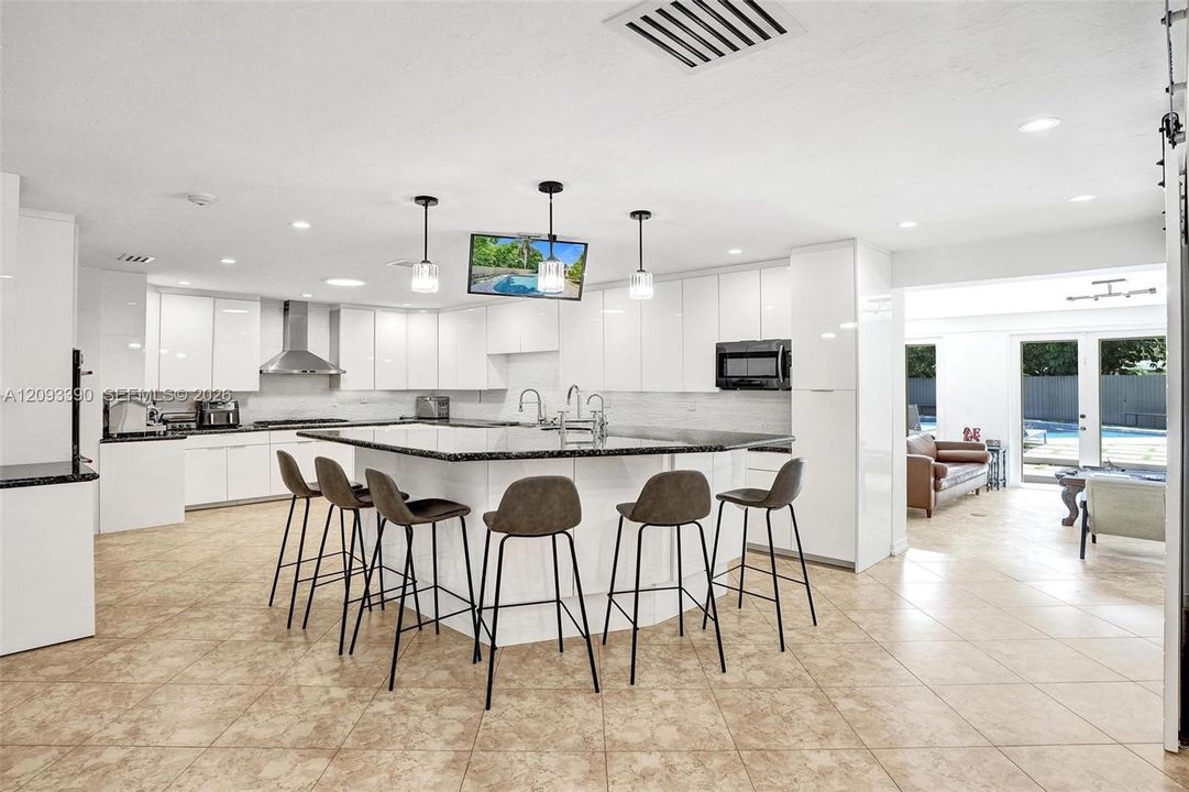 For Sale: $2,895,000 (6 beds, 5 baths, 4200 Square Feet)