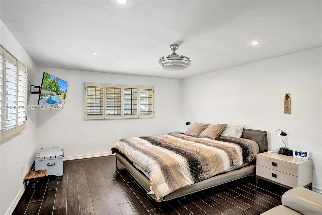 For Sale: $2,895,000 (6 beds, 5 baths, 4200 Square Feet)