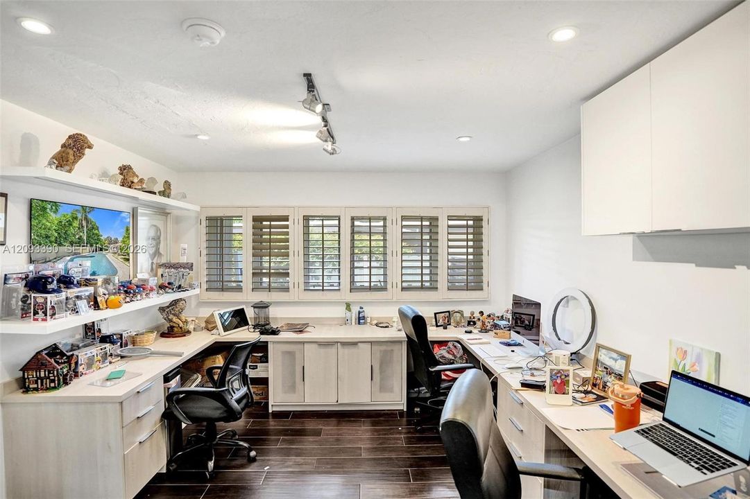 For Sale: $2,895,000 (6 beds, 5 baths, 4200 Square Feet)