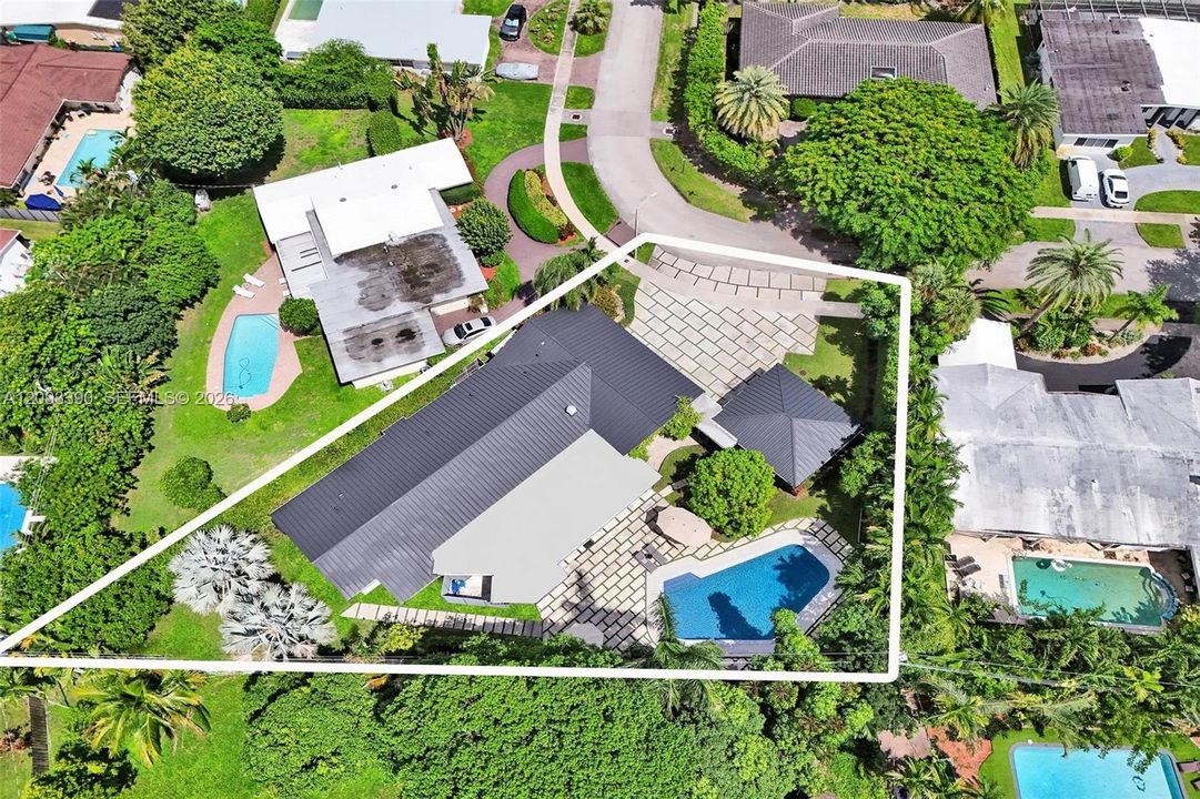 For Sale: $2,895,000 (6 beds, 5 baths, 4200 Square Feet)