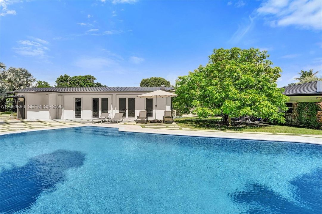 For Sale: $2,895,000 (6 beds, 5 baths, 4200 Square Feet)