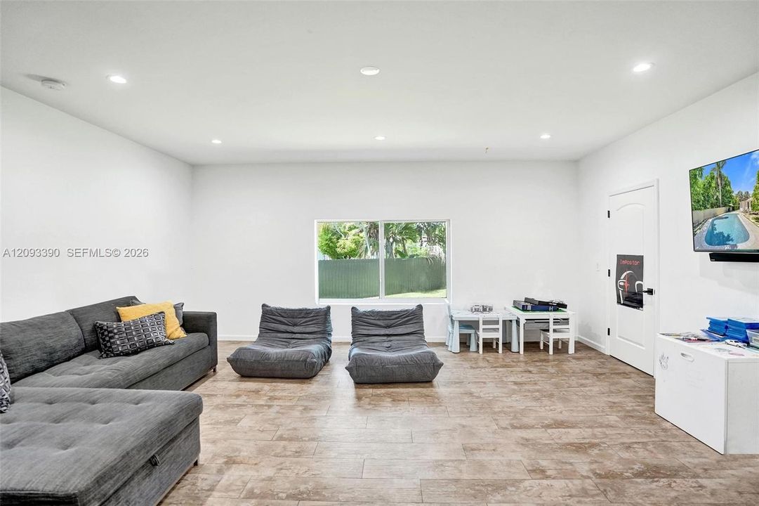 For Sale: $2,895,000 (6 beds, 5 baths, 4200 Square Feet)