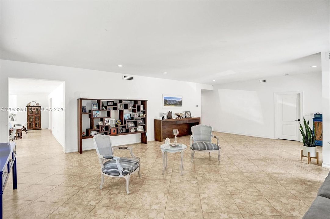 For Sale: $2,895,000 (6 beds, 5 baths, 4200 Square Feet)