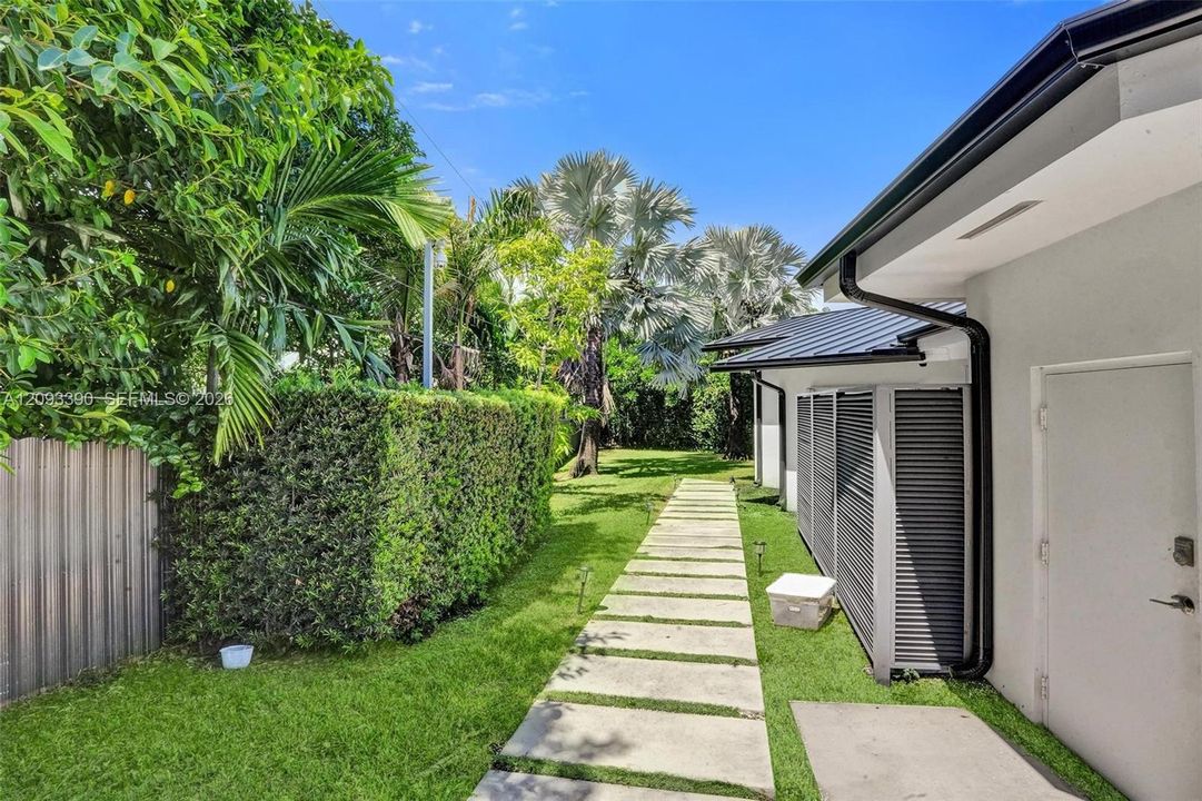 For Sale: $2,895,000 (6 beds, 5 baths, 4200 Square Feet)