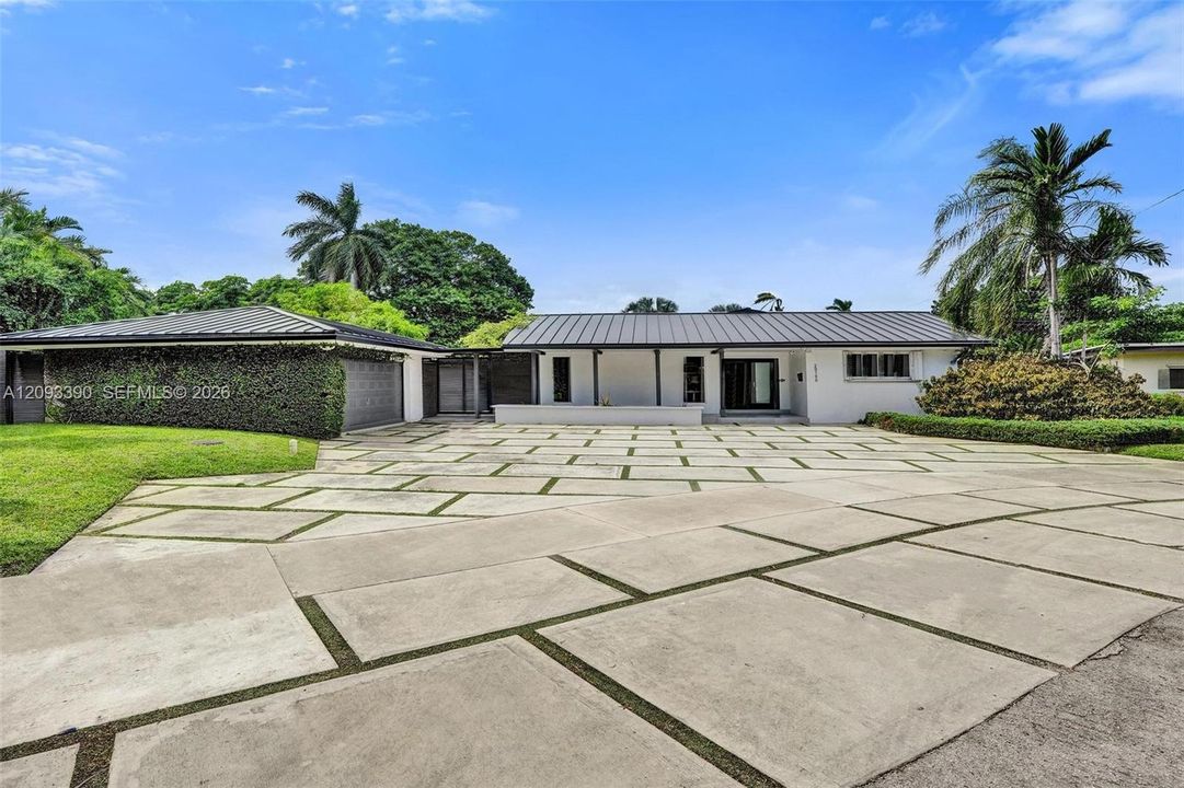 For Sale: $2,895,000 (6 beds, 5 baths, 4200 Square Feet)