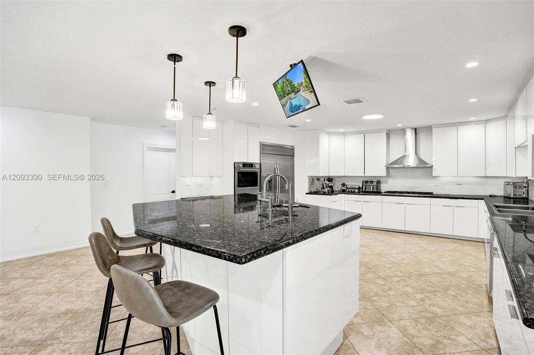 For Sale: $2,895,000 (6 beds, 5 baths, 4200 Square Feet)