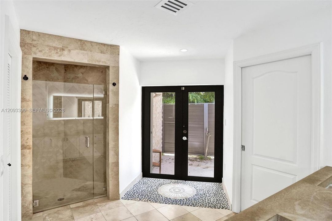 For Sale: $2,895,000 (6 beds, 5 baths, 4200 Square Feet)
