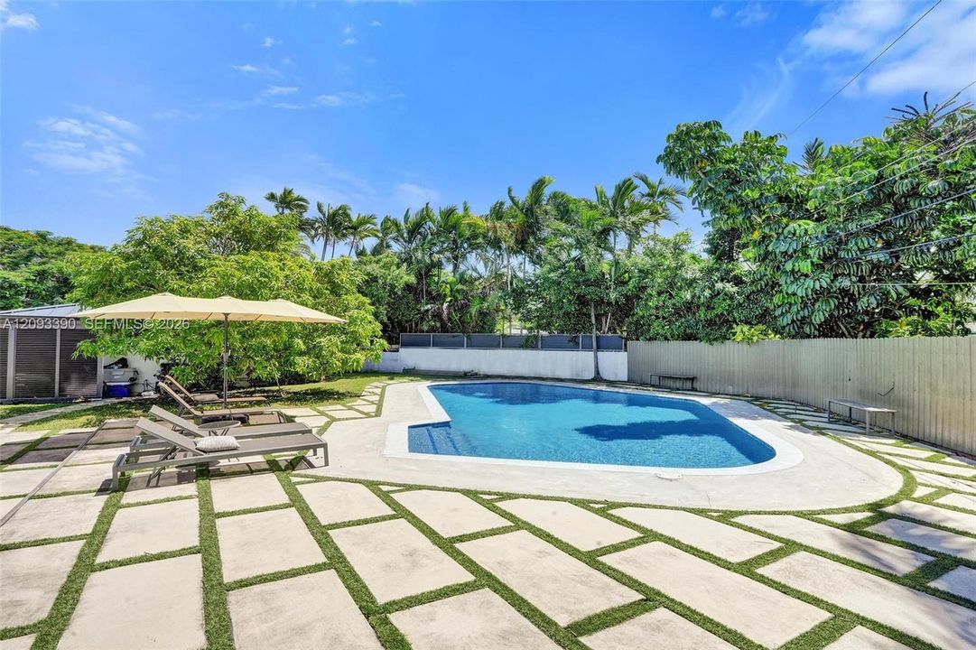 For Sale: $2,895,000 (6 beds, 5 baths, 4200 Square Feet)