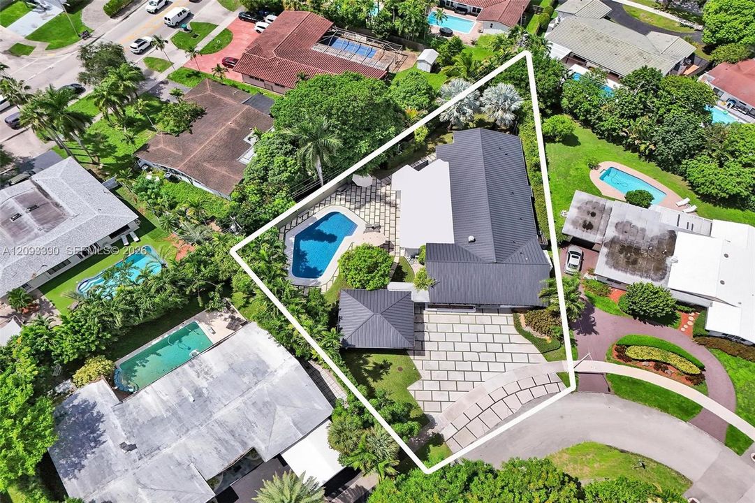 For Sale: $2,895,000 (6 beds, 5 baths, 4200 Square Feet)