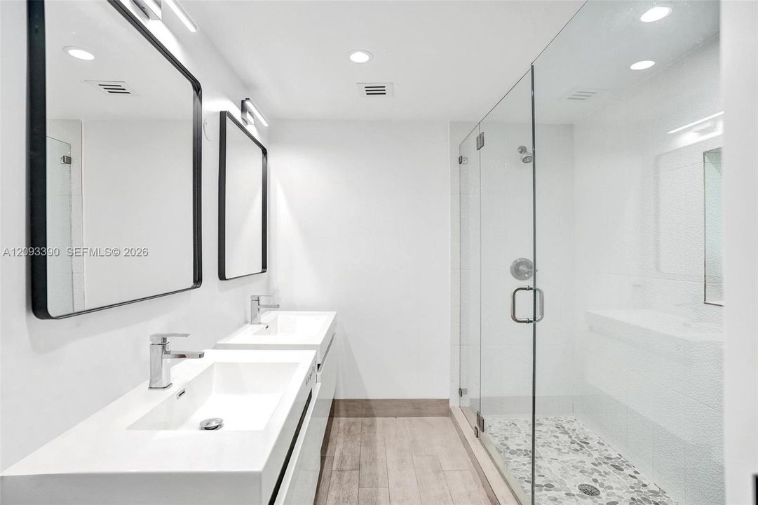 For Sale: $2,895,000 (6 beds, 5 baths, 4200 Square Feet)