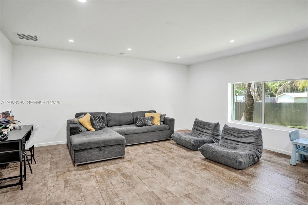 For Sale: $2,895,000 (6 beds, 5 baths, 4200 Square Feet)