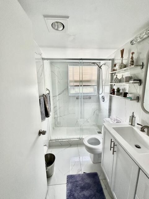 Main Bathroom w/Shower
