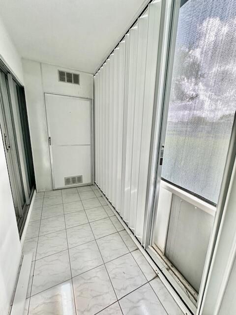 Screened Patio w/Accordion Shutters