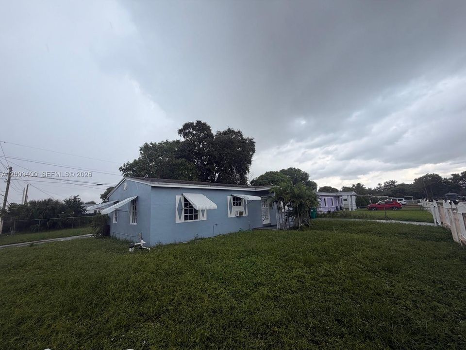For Sale: $500,000 (3 beds, 1 baths, 1032 Square Feet)