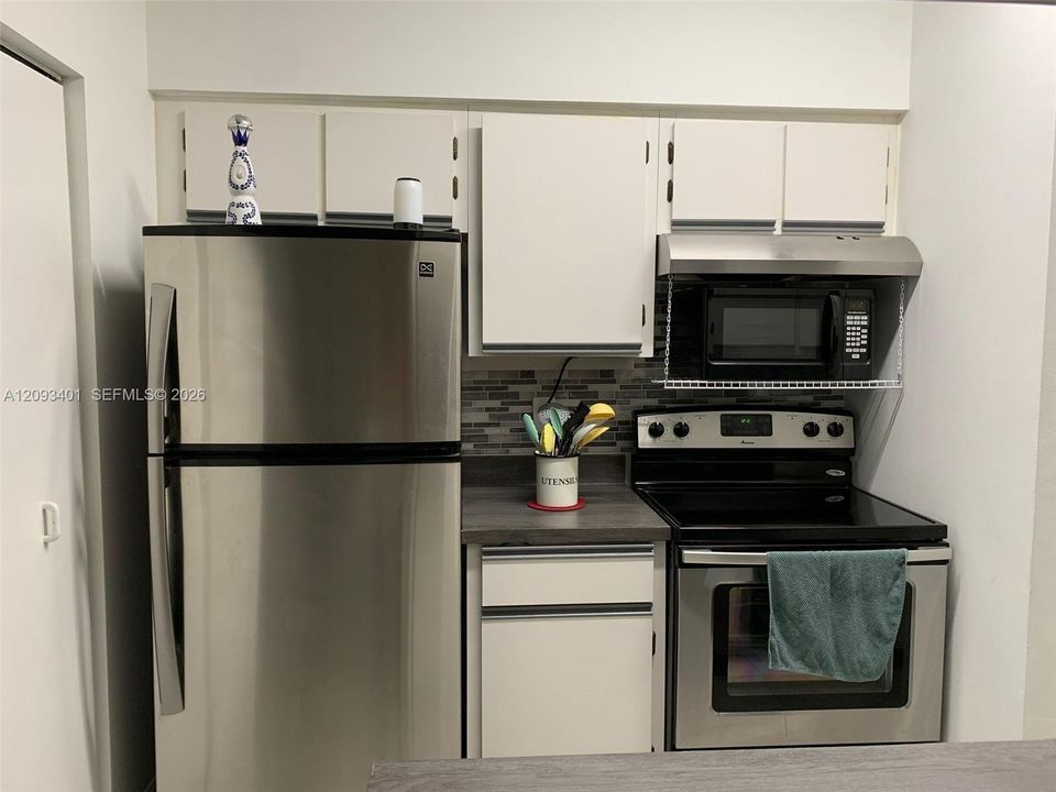 For Rent: $1,850 (1 beds, 1 baths, 887 Square Feet)