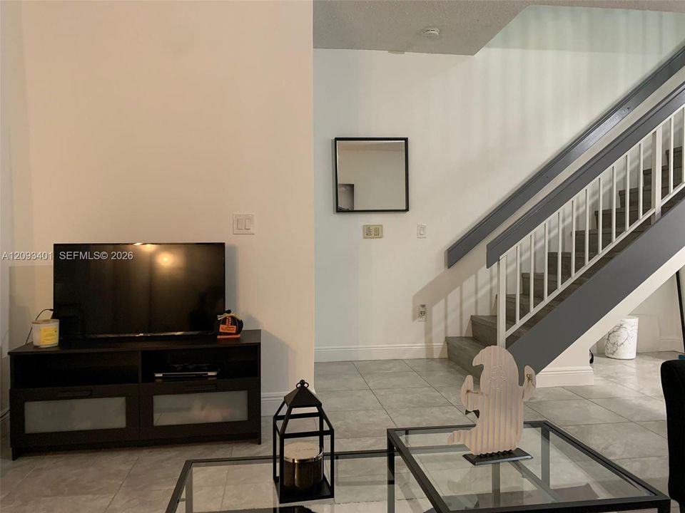 For Rent: $1,850 (1 beds, 1 baths, 887 Square Feet)