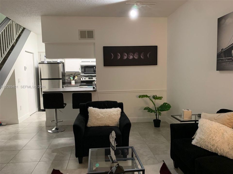For Rent: $1,850 (1 beds, 1 baths, 887 Square Feet)
