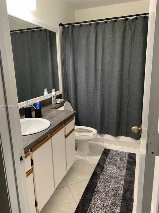 For Rent: $1,850 (1 beds, 1 baths, 887 Square Feet)