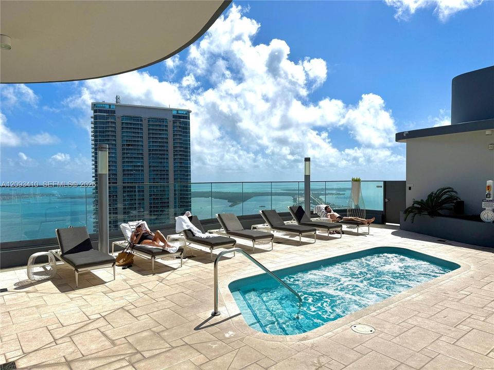 For Rent: $8,500 (2 beds, 2 baths, 1356 Square Feet)