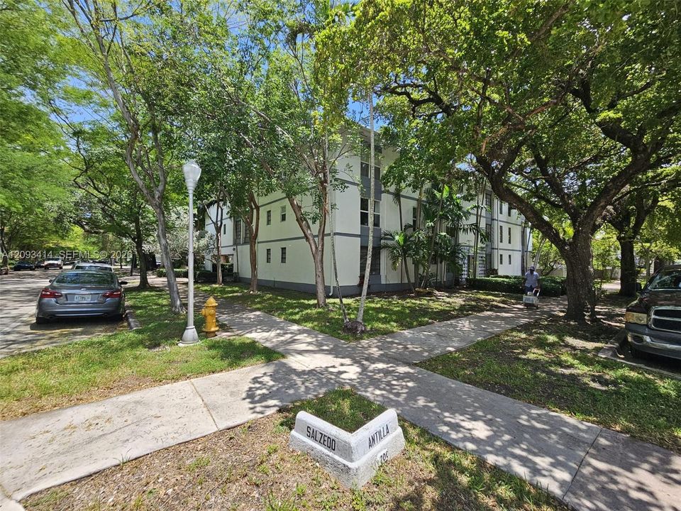 For Rent: $2,500 (2 beds, 2 baths, 925 Square Feet)
