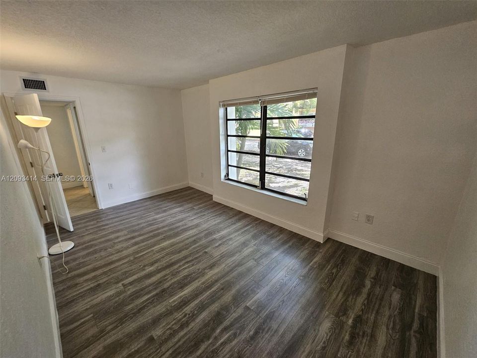 For Rent: $2,500 (2 beds, 2 baths, 925 Square Feet)