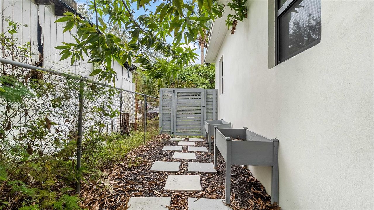 For Sale: $550,000 (4 beds, 2 baths, 1333 Square Feet)