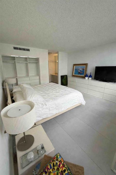 For Rent: $3,500 (1 beds, 1 baths, 1195 Square Feet)