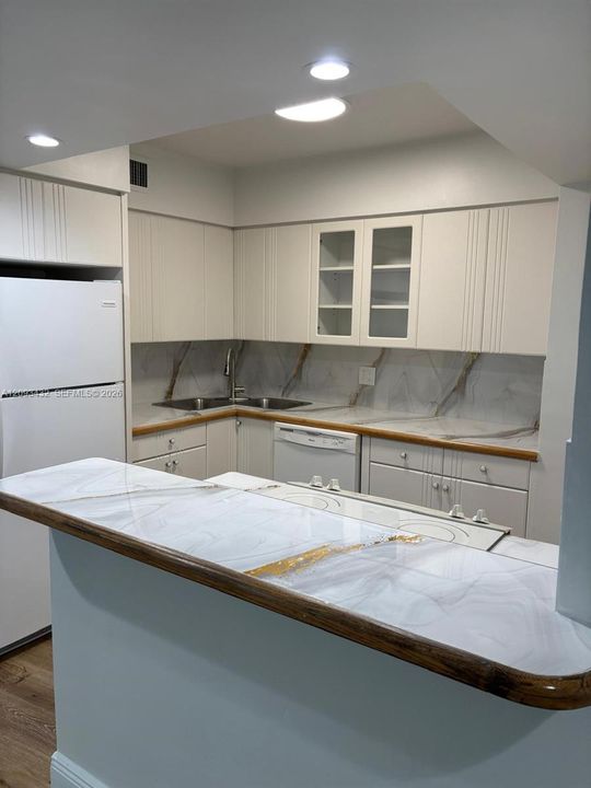На продажу: $299,000 (2 спален, 2 ванн, 920 Квадратных фут)